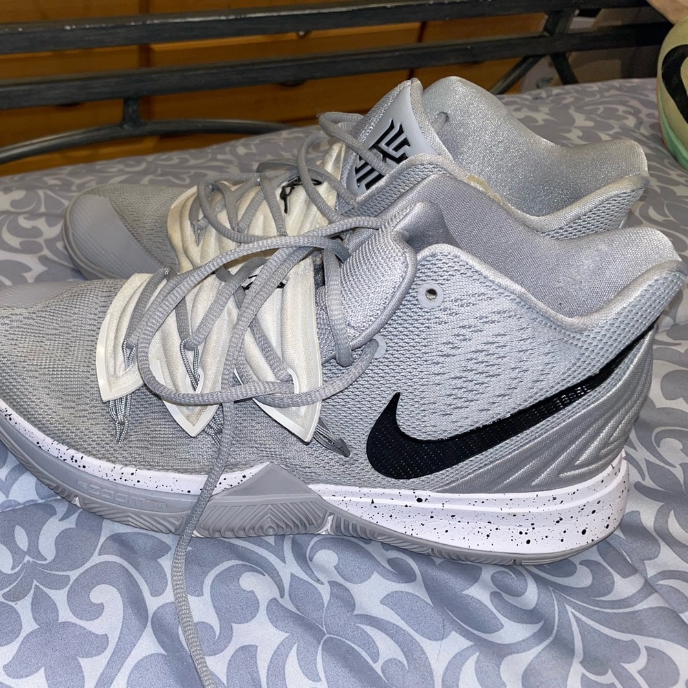 Nike Kyrie Grey n White